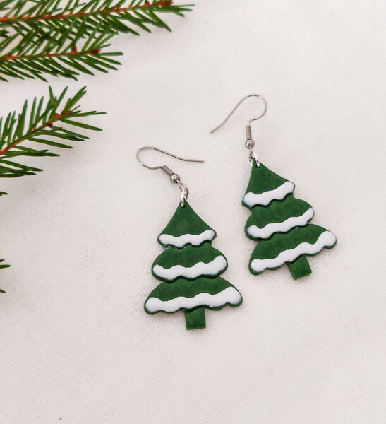 Joulukuuset lumessa roikkuvat korvakorut