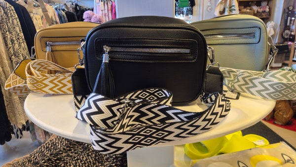 Trendik&auml;s crossbody-laukku - useita v&auml;rej&auml;