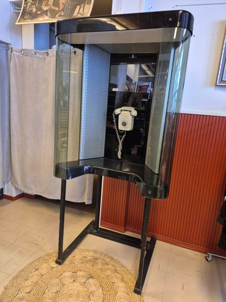 Vanha puhelinkoppi ja sein&auml;puhelin / VAIN NOUTO