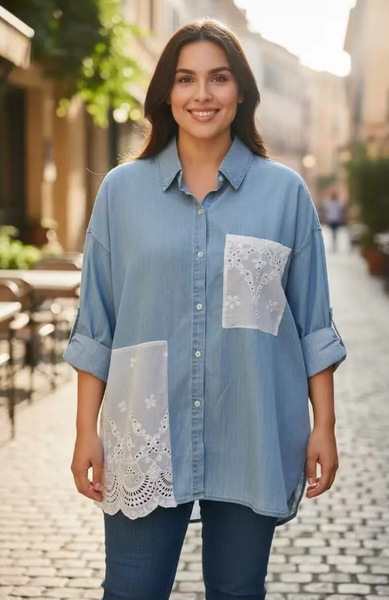 Denim-paitapusero pitsiyksityiskohdilla &ndash; vaaleansininen L / XL