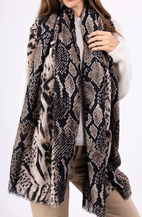 TAUPE -k&auml;&auml;rmekuosi