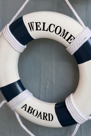 Koristeellinen pelastusrengas &ldquo;Welcome Aboard&rdquo; &ndash; merihenkinen sein&auml;koriste