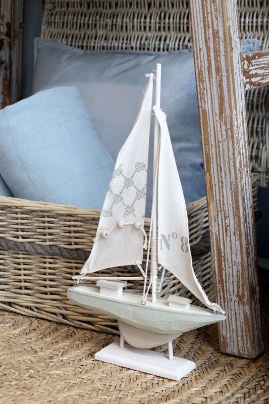 Koristeellinen purjevene jalustalla &ndash; merihenkinen sisustusesine