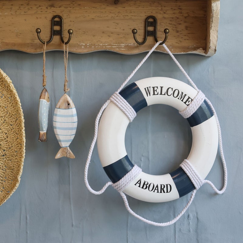 Koristeellinen pelastusrengas &ldquo;Welcome Aboard&rdquo; &ndash; merihenkinen sein&auml;koriste