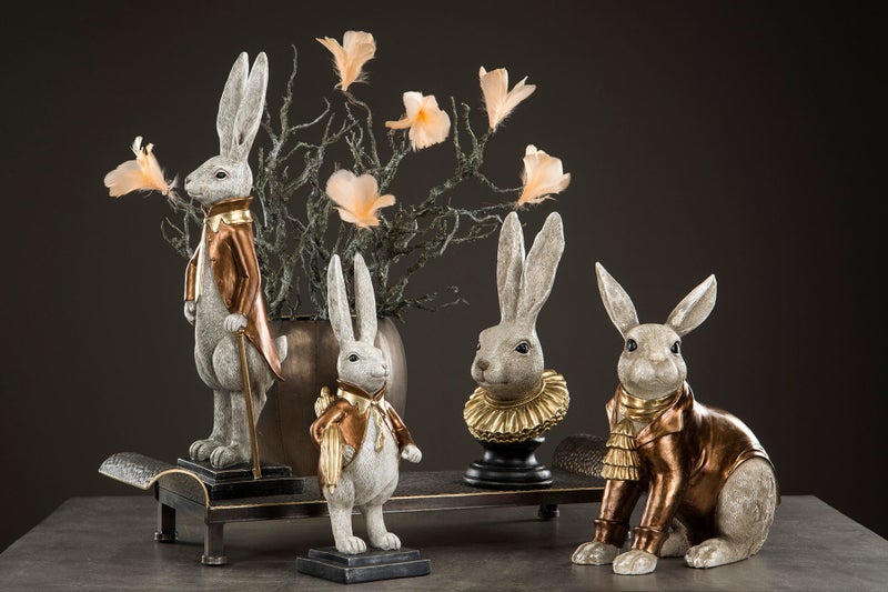 Pupu pitk&auml; kultaisessa takissa