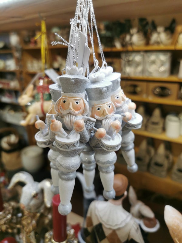 P&auml;hkin&auml;ns&auml;rkij&auml; roikkuva, Clayre & Eef