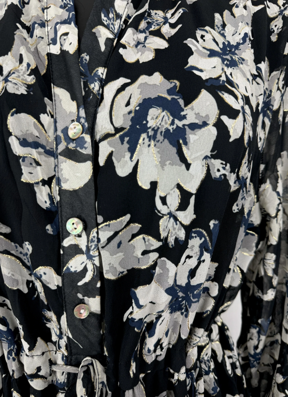 Sininen kukkakuvioitu sifonkimekko &ndash; kevyt ja ilmava kes&auml;mekko