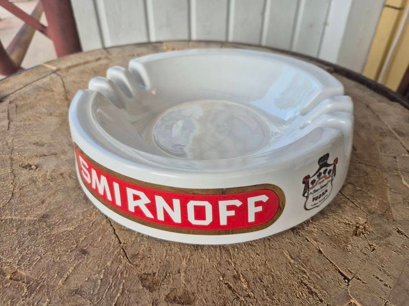 Tuhkakuppi Smirnoff Vodka